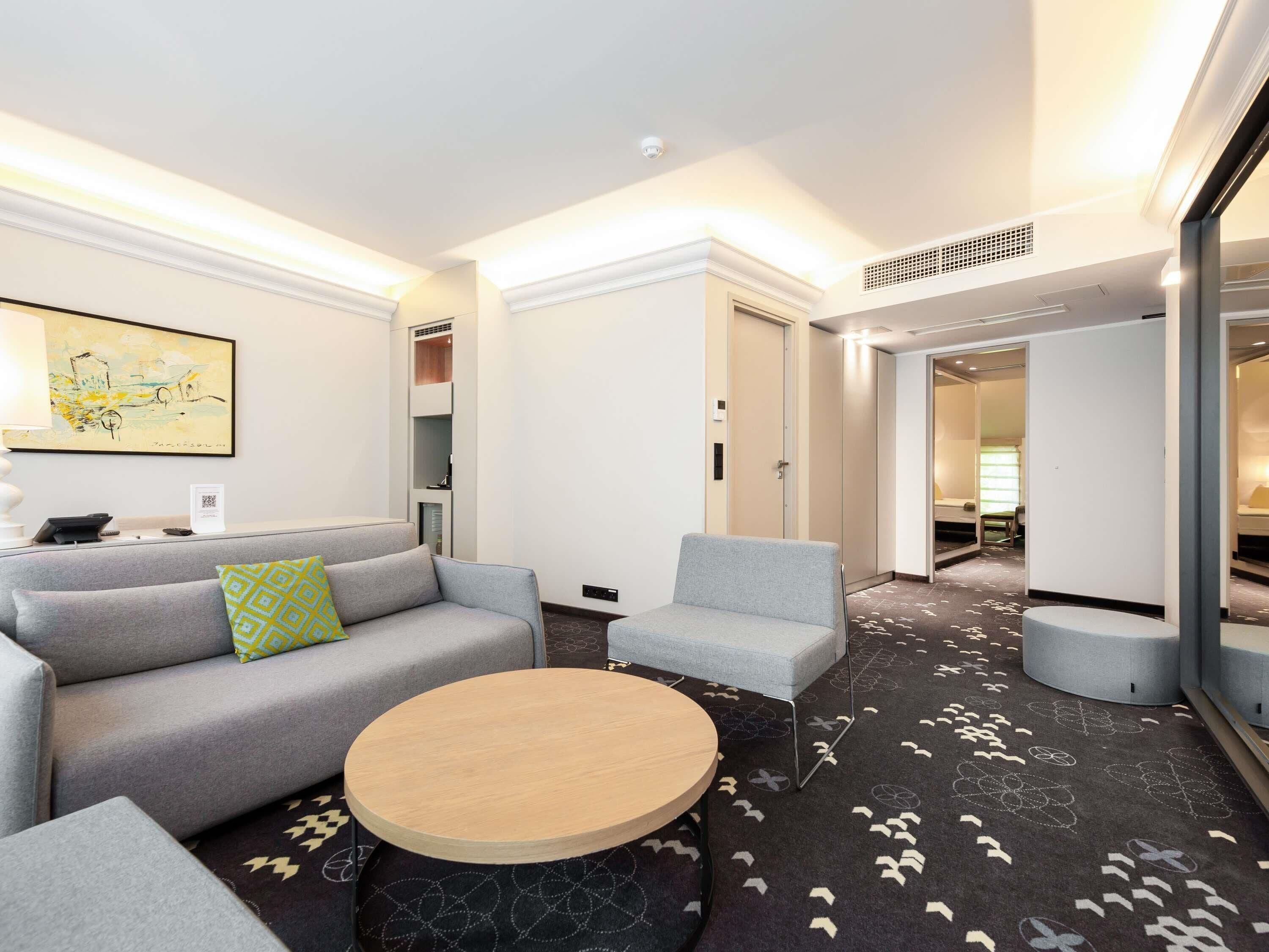 Premium-Suite, 1 Doppelbett und Schlafsofa, Sauna | Allergikerbettwaren, Zimmersafe, Schreibtisch, schallisolierte Zimmer