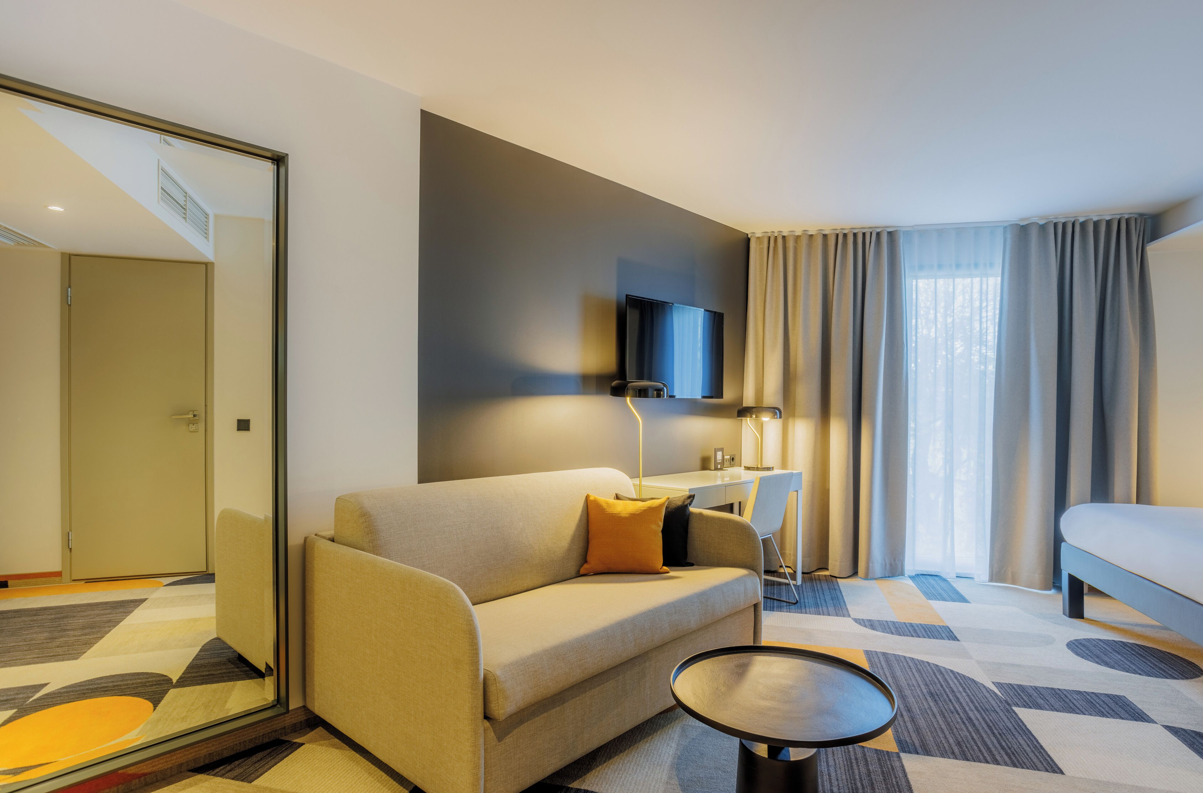 Ropa de cama hipoalergénica y caja de seguridad en la habitación 