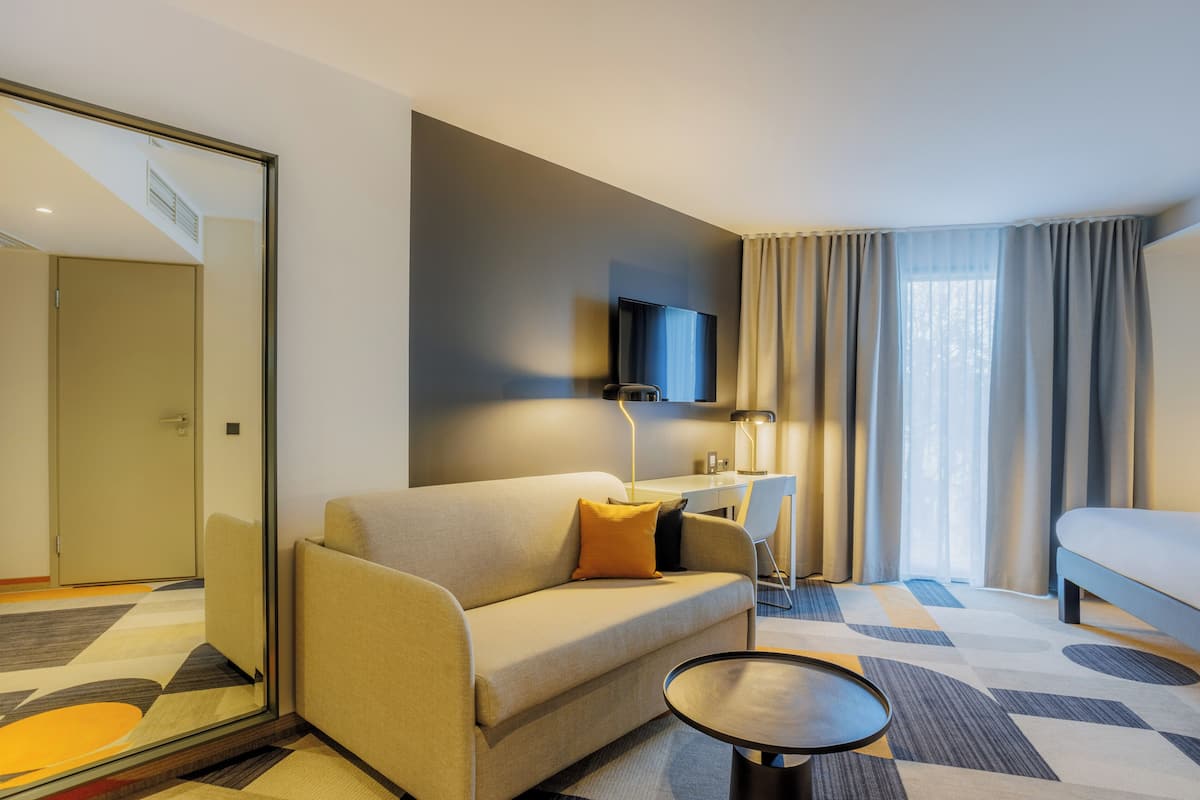 Ropa de cama hipoalergénica y caja de seguridad en la habitación