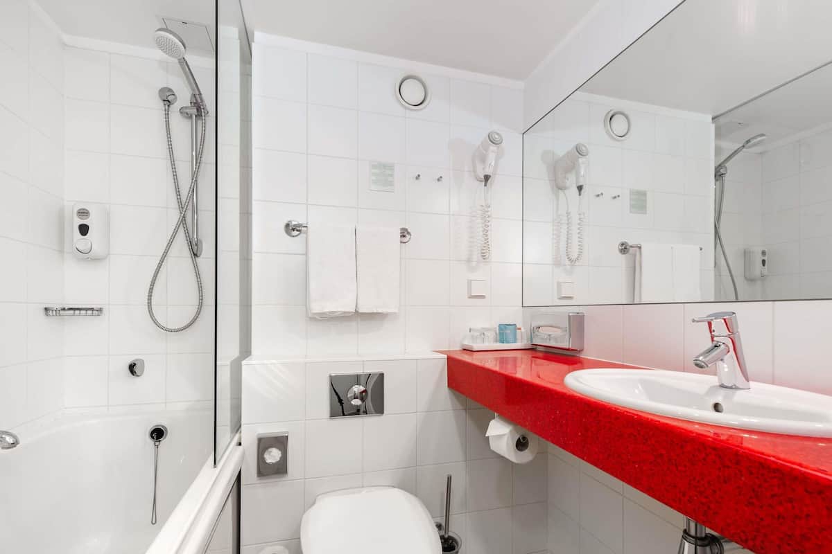 Literie hypoallergénique, coffres-forts dans les chambres, bureau