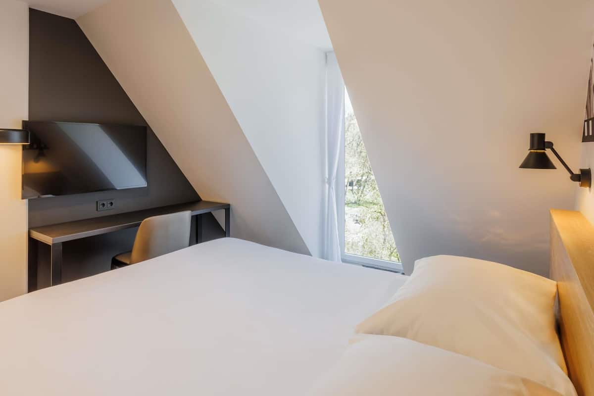 Standard Room, 1 Double Bed (Newly Designed) | Hypo-allergenic bedding, in-room safe, desk, soundproofing