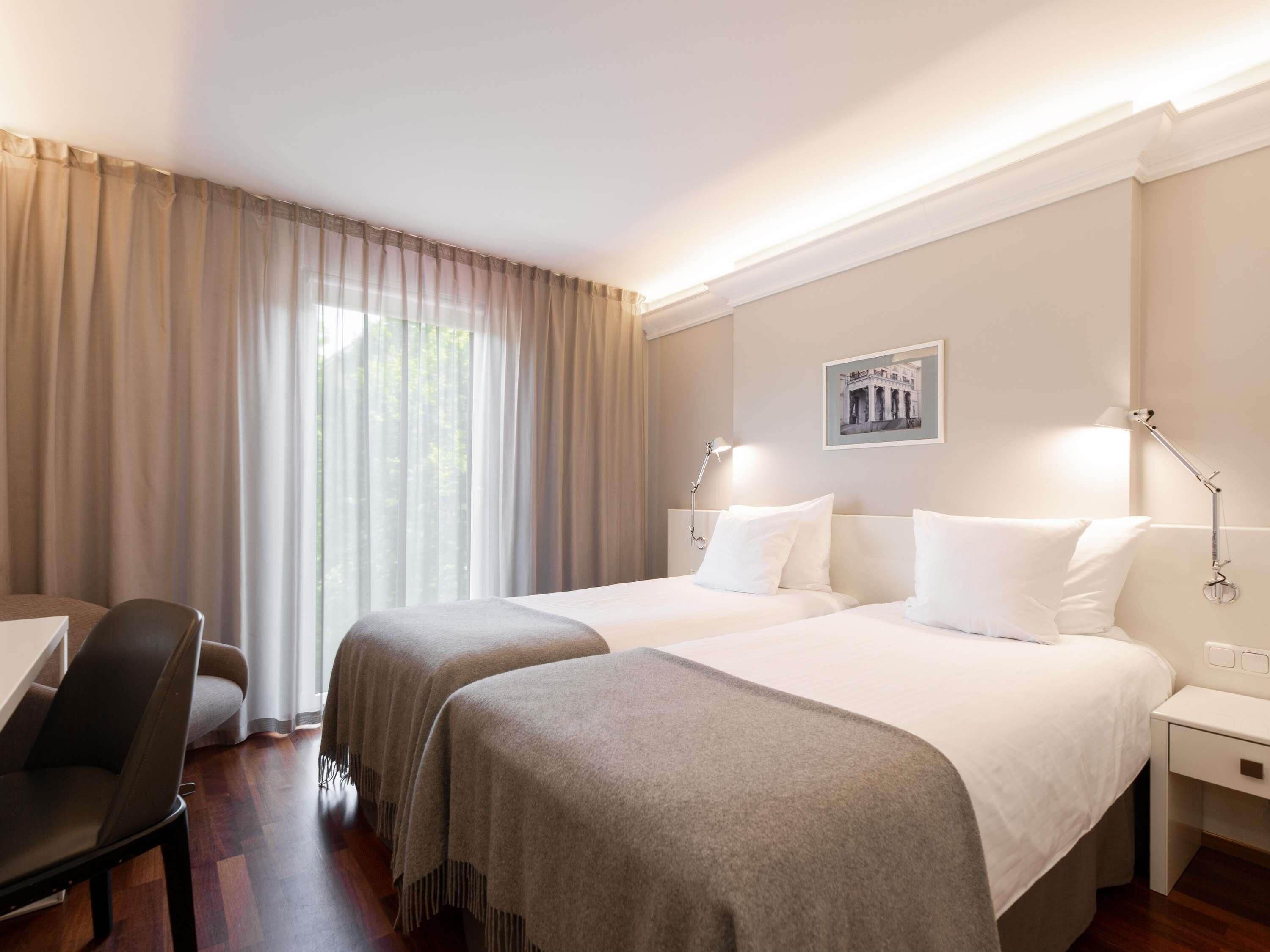 Ropa de cama hipoalergénica y caja de seguridad en la habitación 