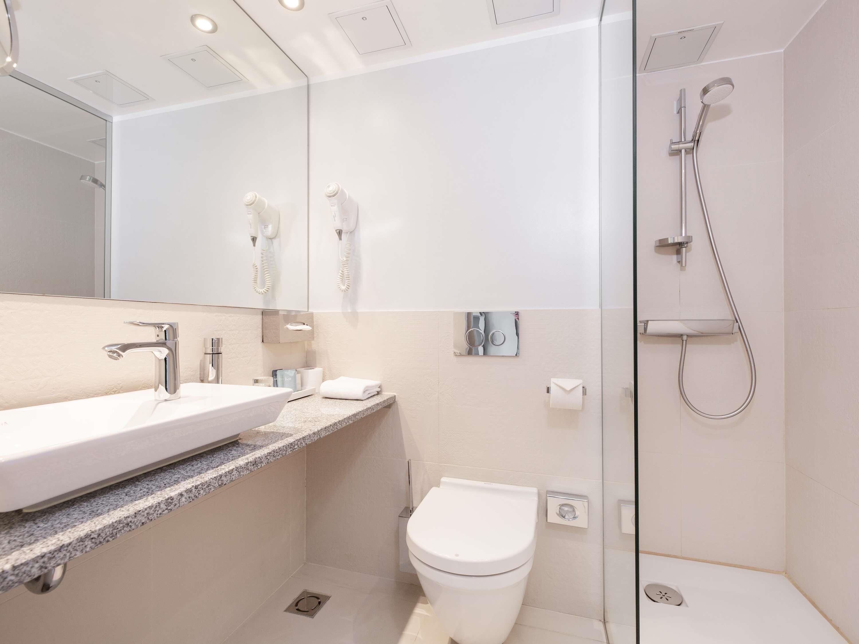 hypo-allergenic bedding, in-room safe, desk, soundproofing