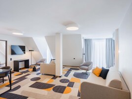 Rom – premium, 2 soverom (Newly Designed) | Allergitestet sengetøy, safe på rommet, skrivebord og lydisolert