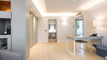 Ropa de cama hipoalergénica, caja fuerte, escritorio