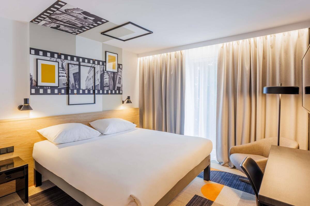 Phòng Superior, 1 giường đôi (Newly Designed) | Bộ đồ giường kháng dị ứng, két bảo mật tại phòng, bàn, phòng cách âm 