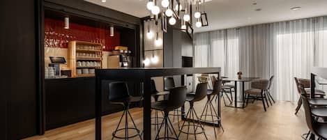 Desayuno buffet diario (EUR 10 por persona)