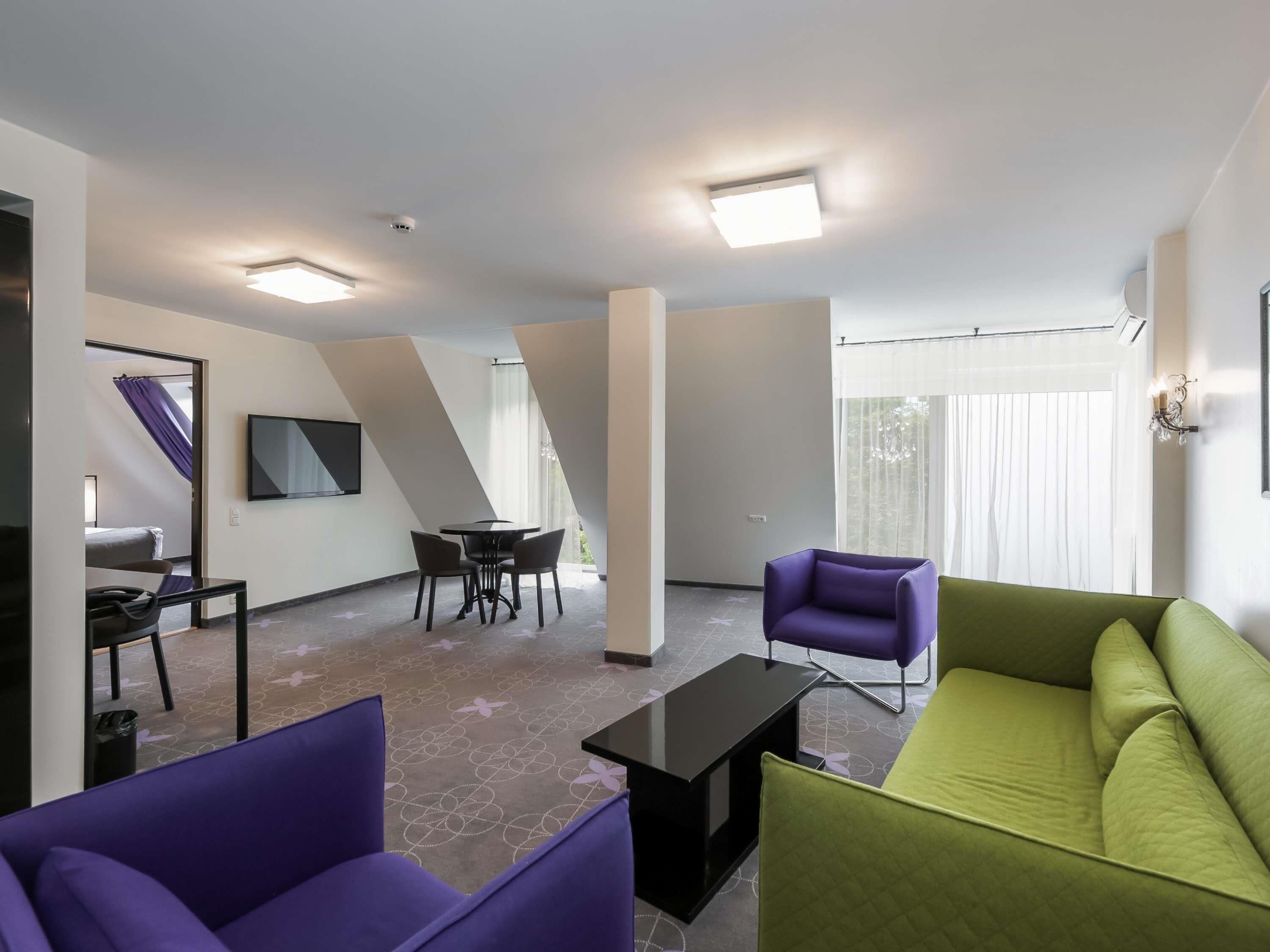 hypo-allergenic bedding, in-room safe, desk, soundproofing