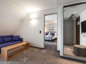 Ropa de cama hipoalergénica y caja de seguridad en la habitación 