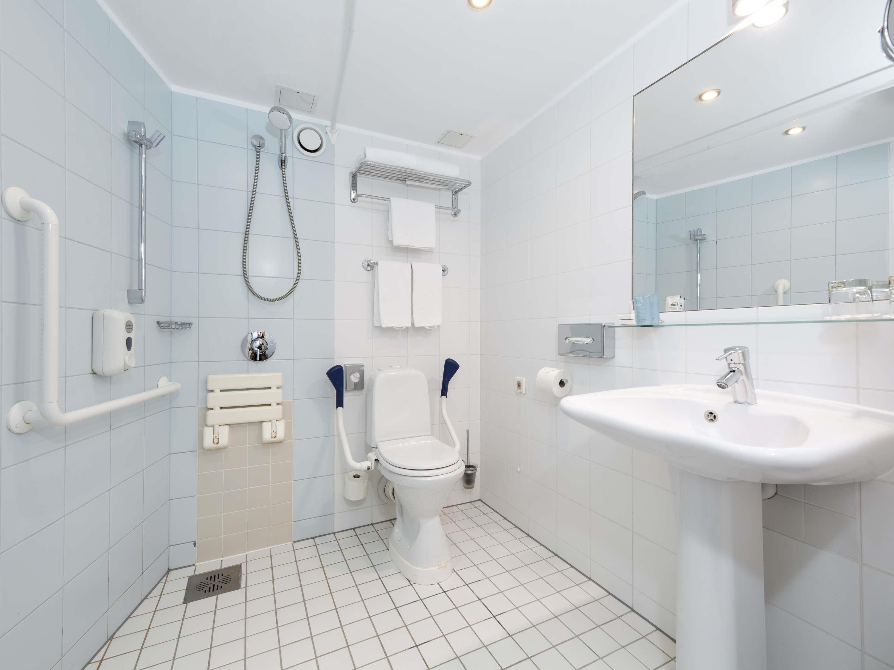 hypo-allergenic bedding, in-room safe, desk, soundproofing