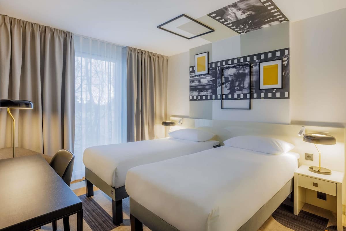 Hypo-allergenic bedding, in-room safe, desk, soundproofing