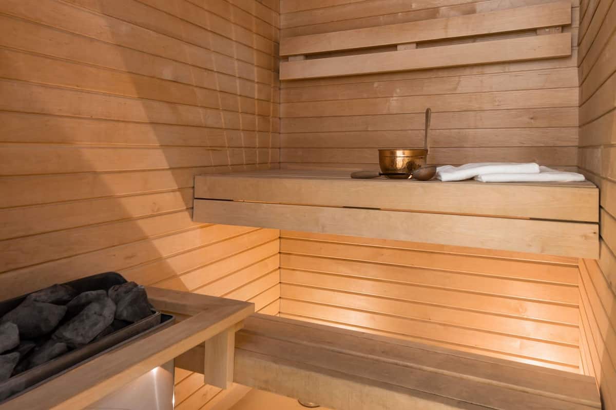 Ropa de cama hipoalergénica y caja de seguridad en la habitación