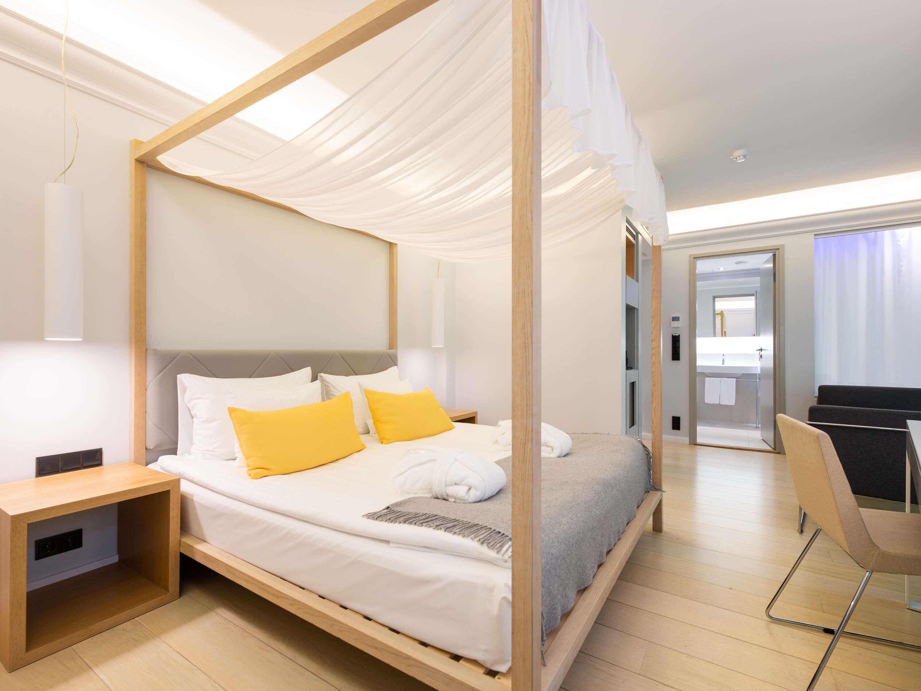 Ropa de cama hipoalergénica y caja de seguridad en la habitación 