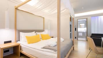 Ropa de cama hipoalergénica y caja de seguridad en la habitación