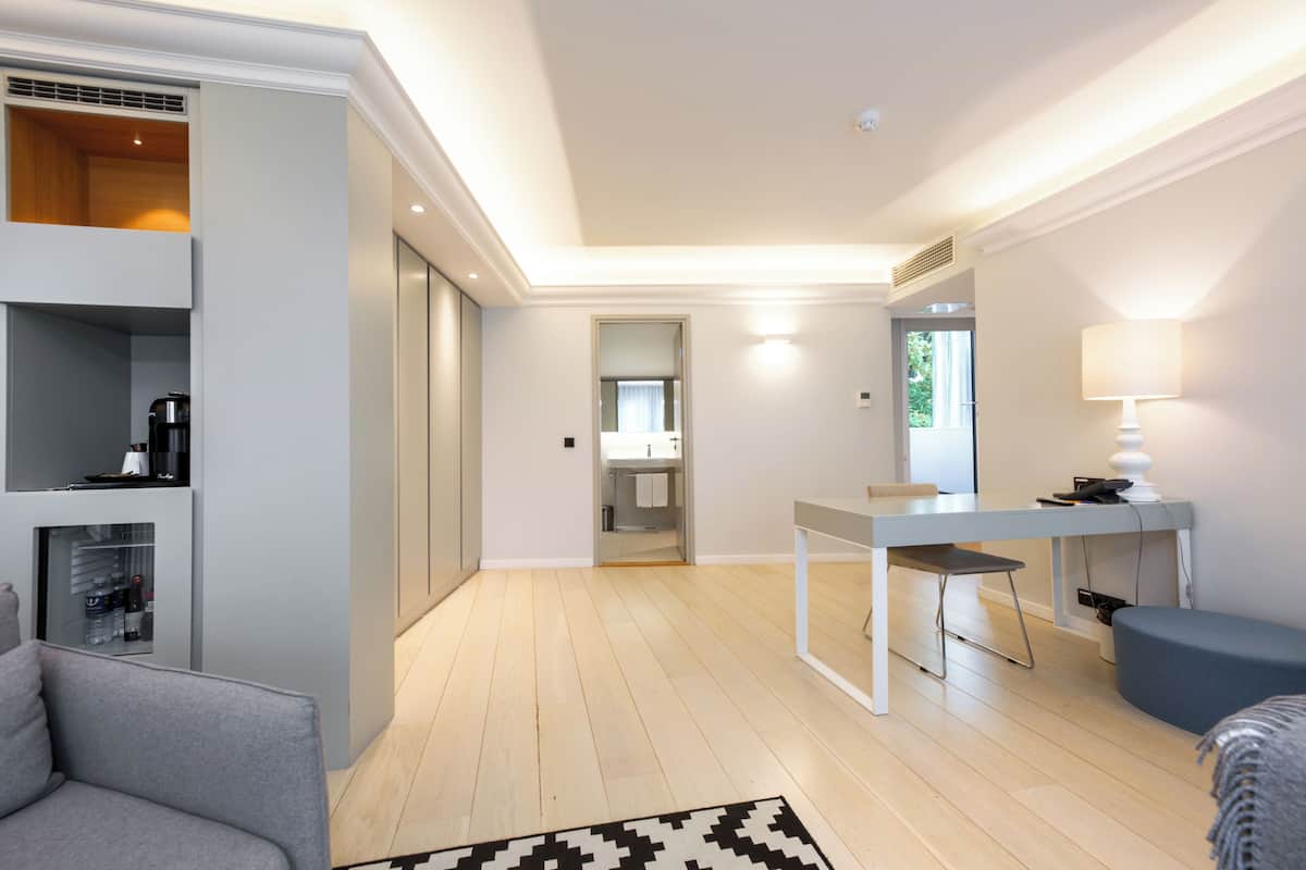 Suite junior, 1 cama matrimonial, balcón | Ropa de cama hipoalergénica y caja de seguridad en la habitación