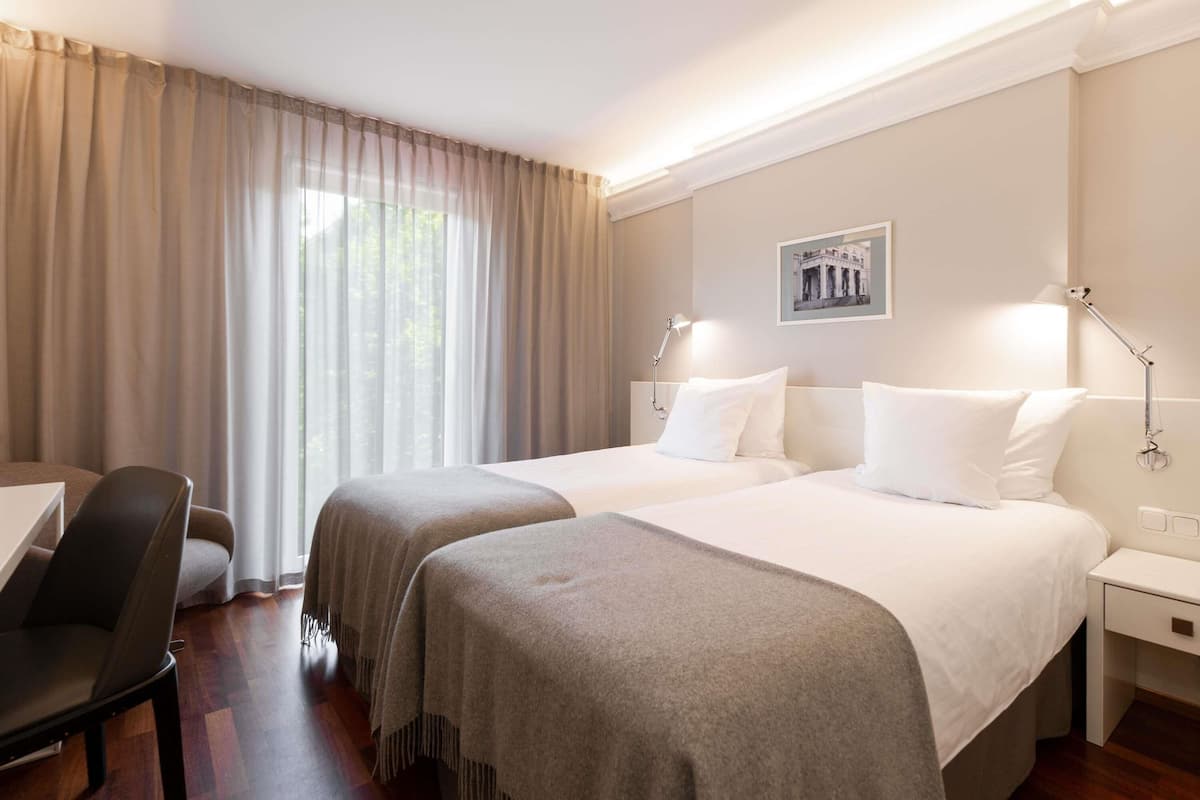Hypo-allergenic bedding, in-room safe, desk, soundproofing