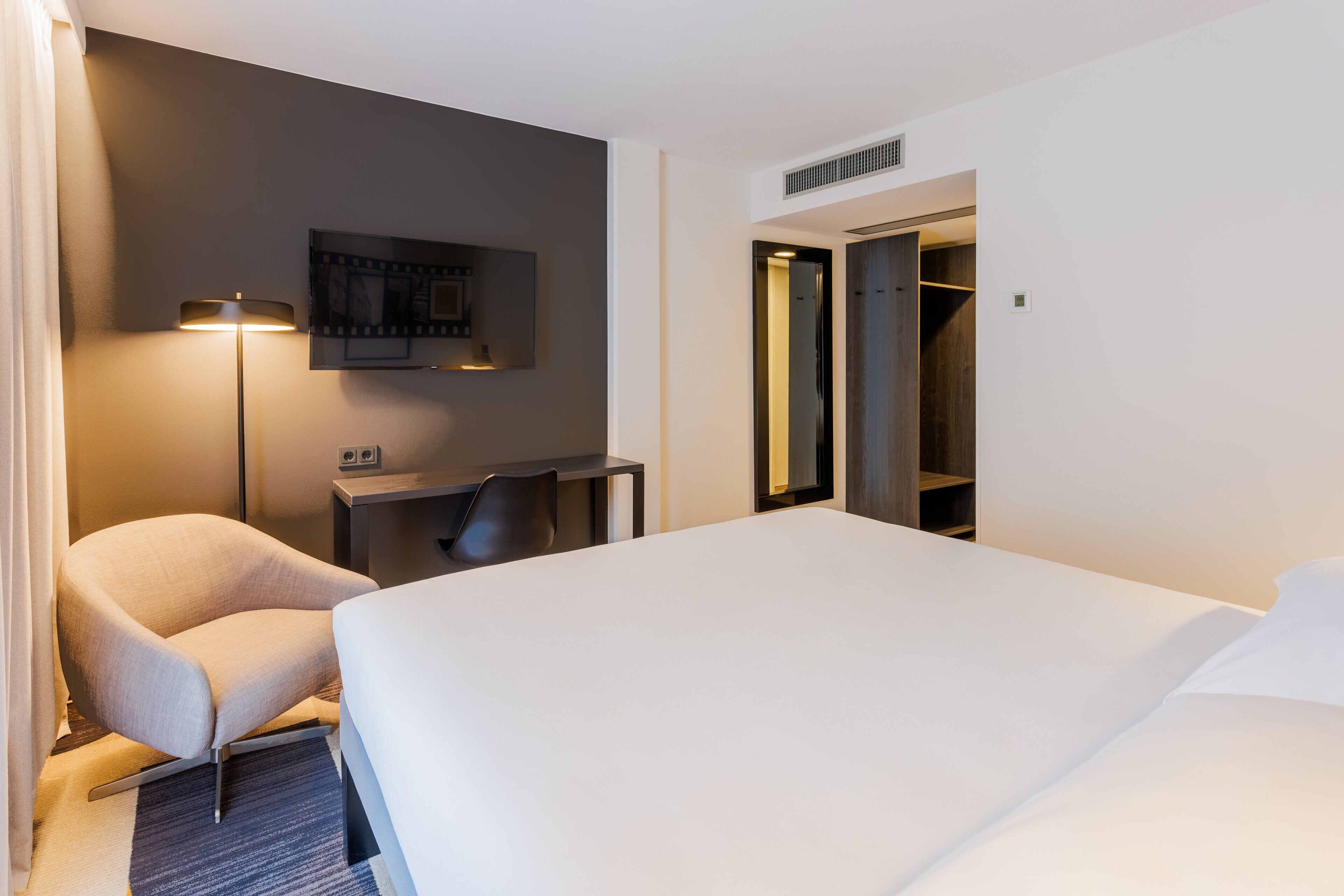 Ropa de cama hipoalergénica y caja de seguridad en la habitación 