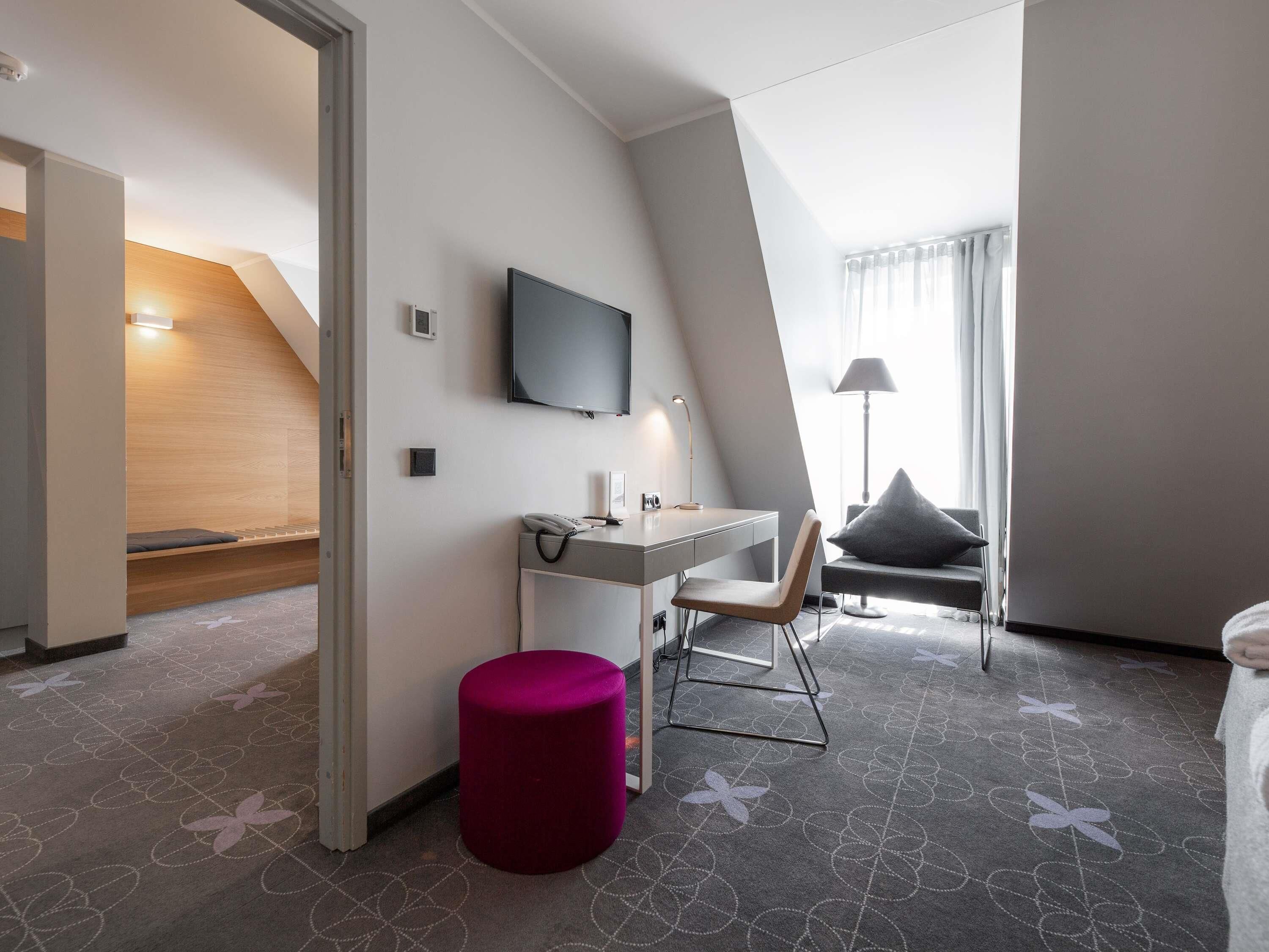 hypo-allergenic bedding, in-room safe, desk, soundproofing