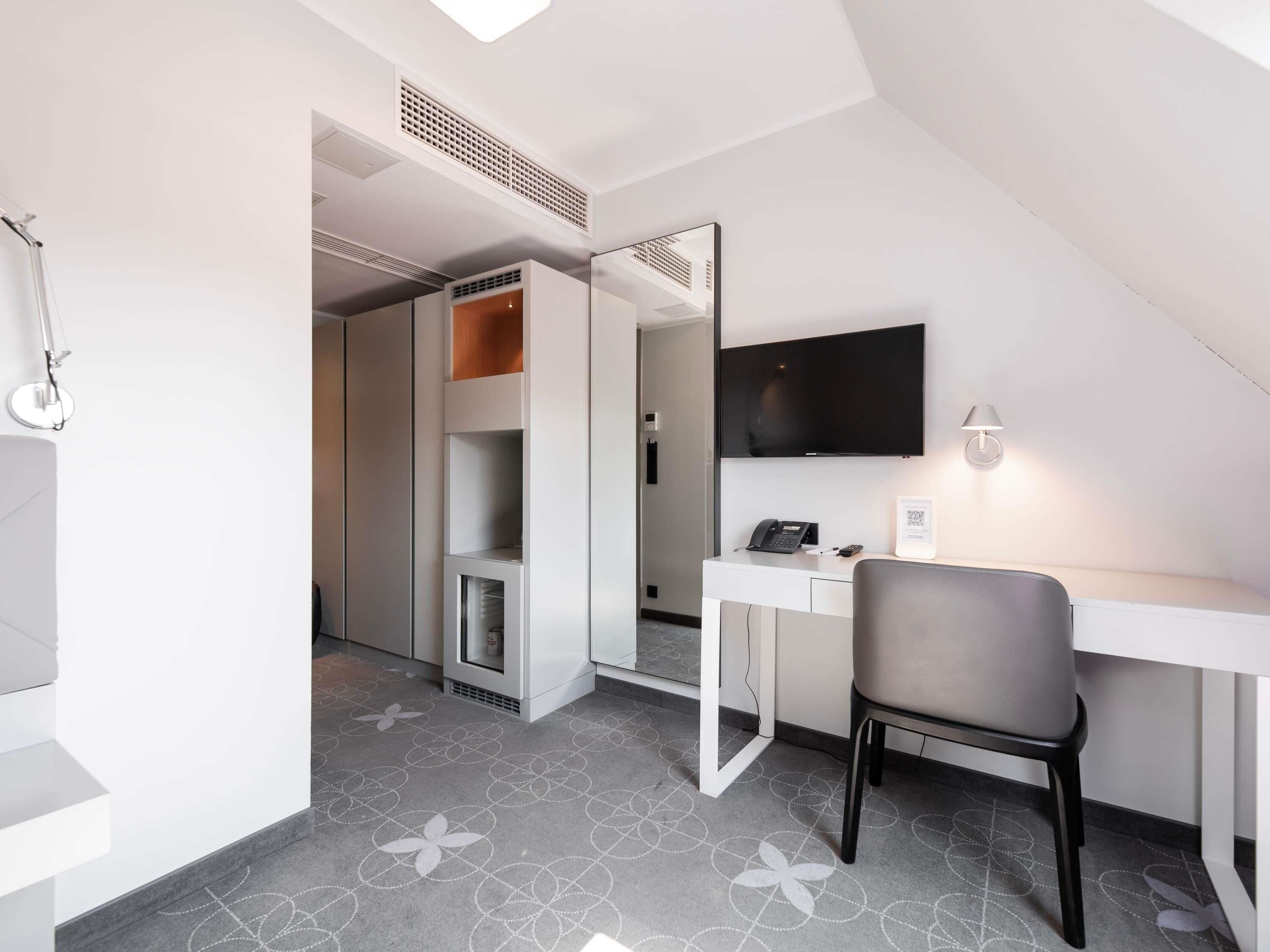 hypo-allergenic bedding, in-room safe, desk, soundproofing