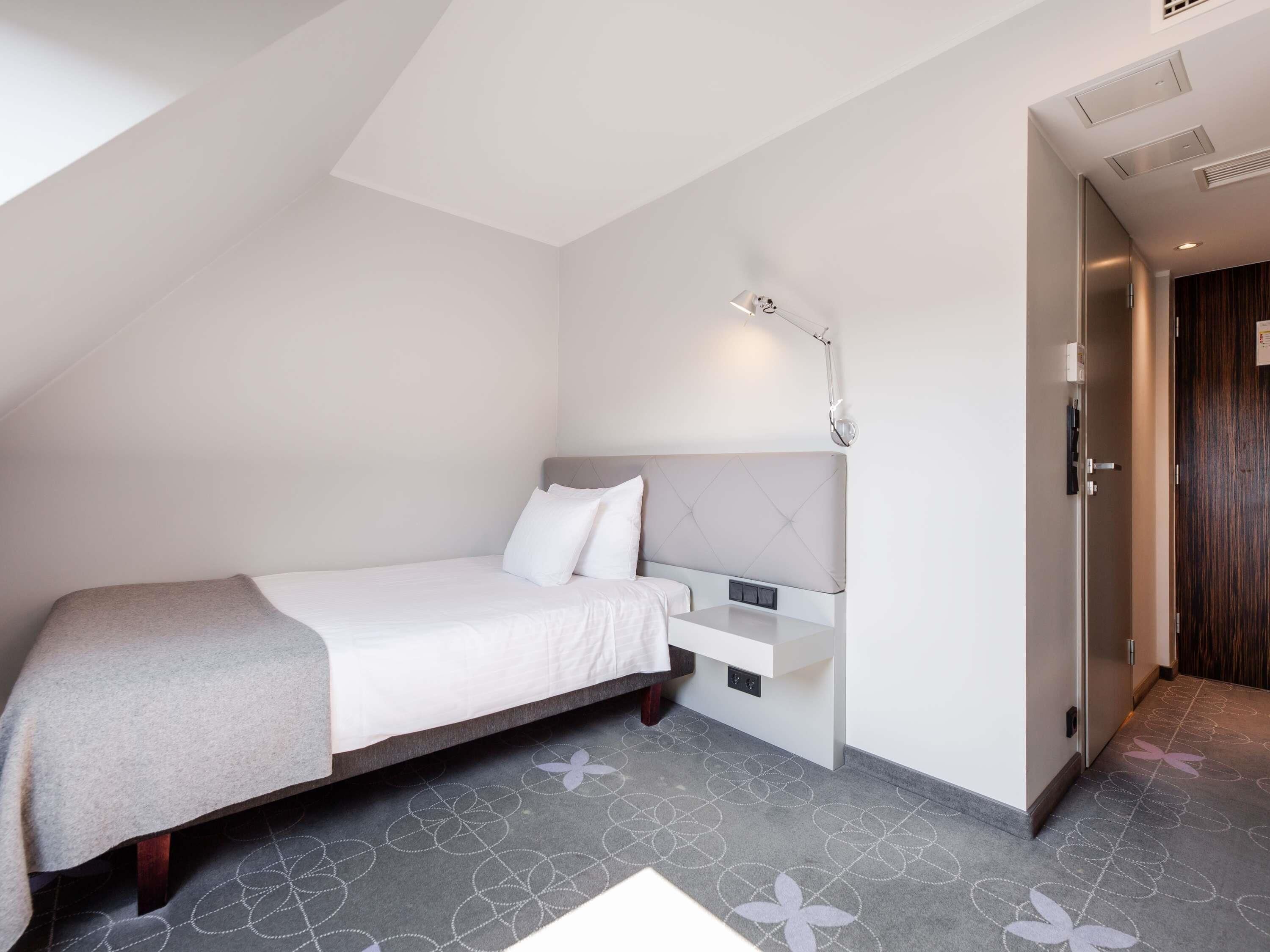 hypo-allergenic bedding, in-room safe, desk, soundproofing