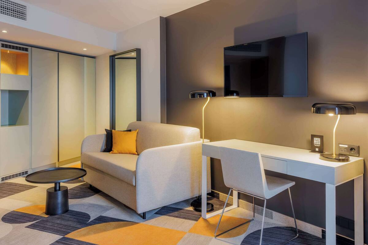 Hypo-allergenic bedding, in-room safe, desk, soundproofing
