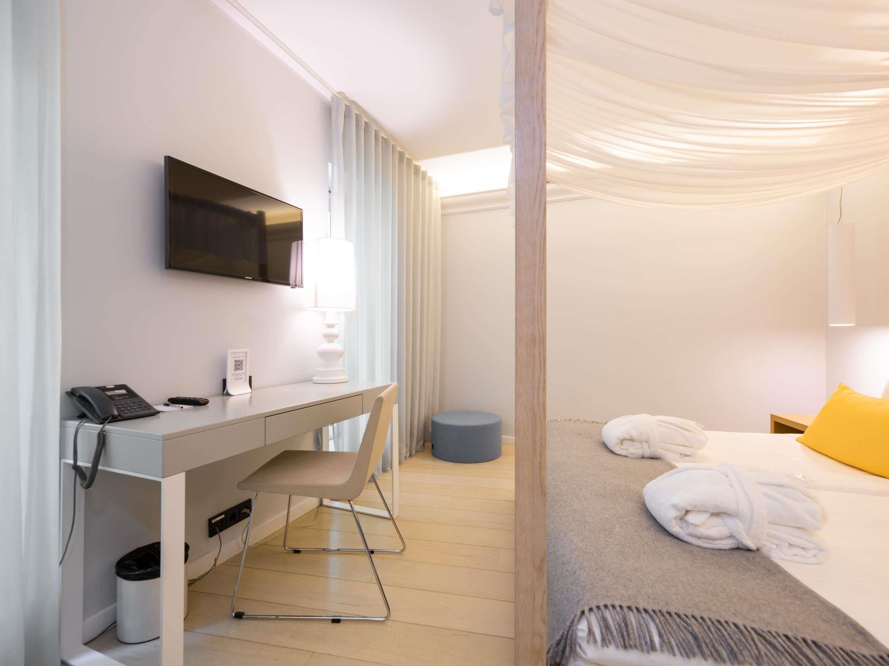 Premium-Zimmer, 1 Doppelbett | Allergikerbettwaren, Zimmersafe, Schreibtisch, schallisolierte Zimmer