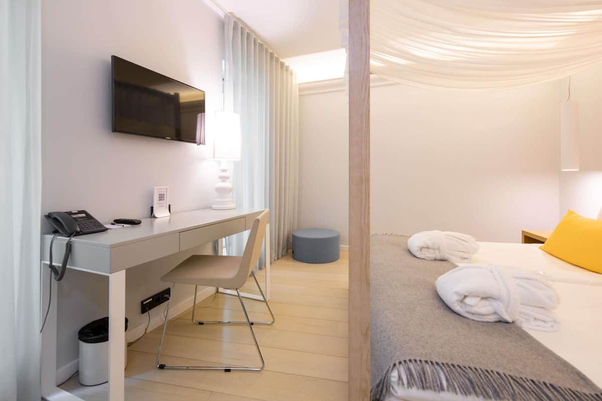 尊榮客房, 1 張標準雙人床 | 低過敏寢具、客房內保險箱、書桌、隔音