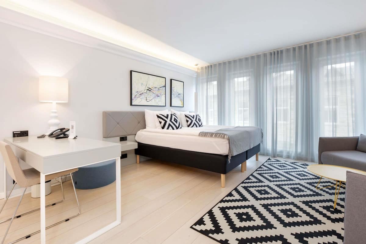 Suite – junior, 1 dobbeltseng, balkong | Allergitestet sengetøy, safe på rommet, skrivebord og lydisolert