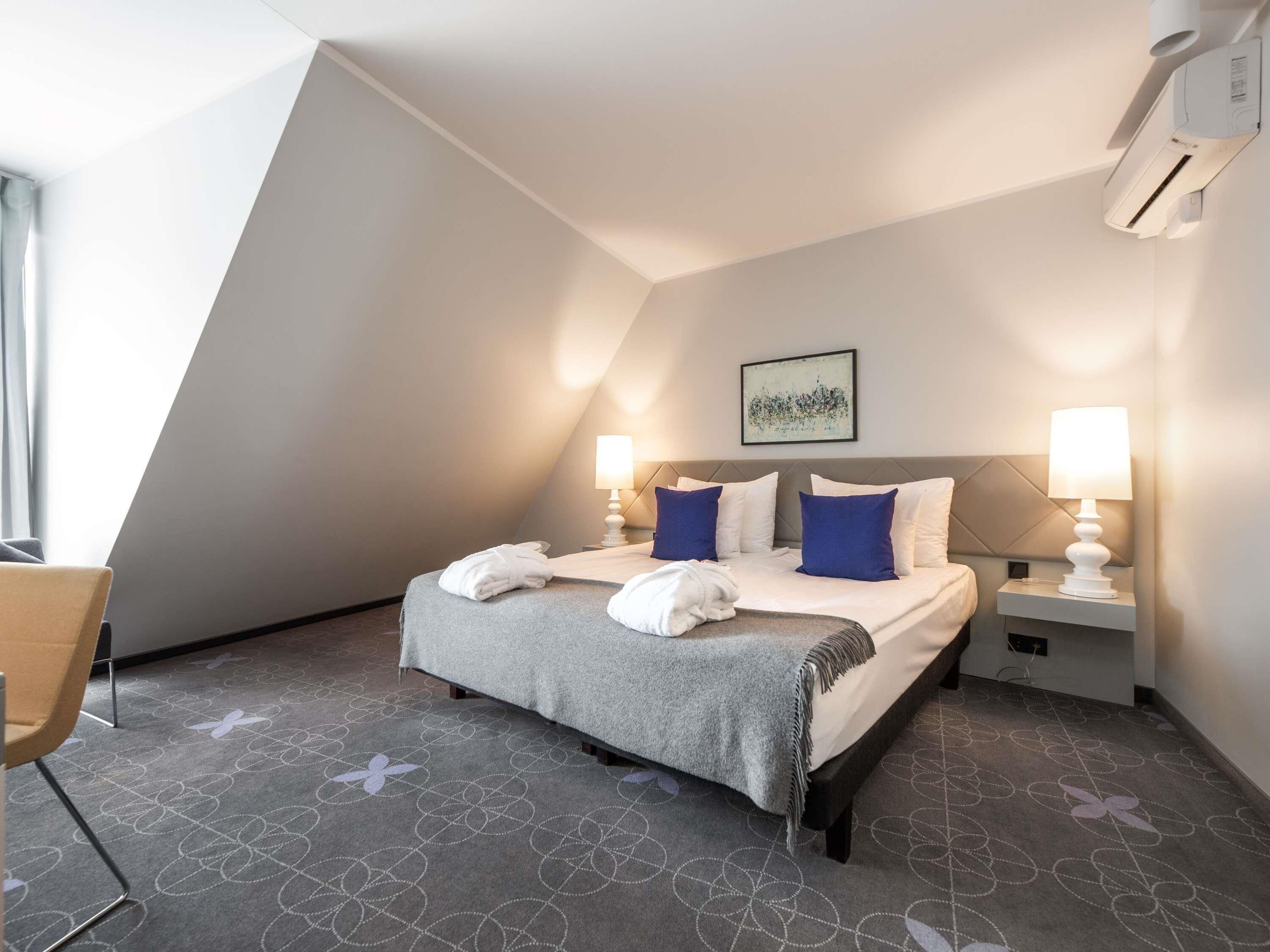 hypo-allergenic bedding, in-room safe, desk, soundproofing