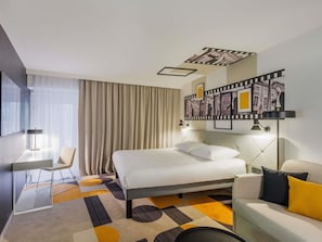 ملاءات للفراش لا تسبب الحساسية وخزنة داخل الغرفة ومكتب