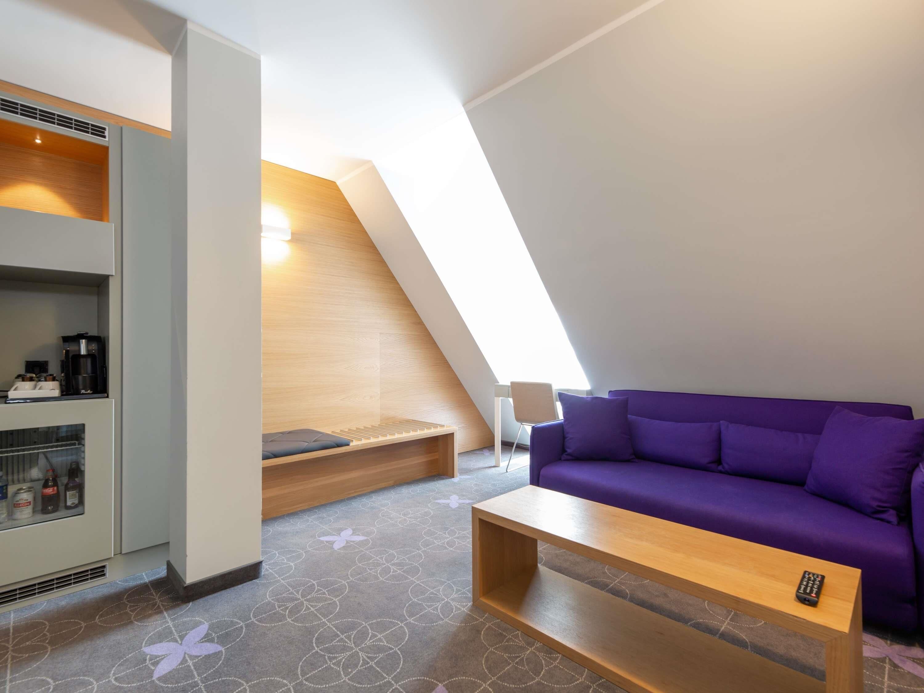 hypo-allergenic bedding, in-room safe, desk, soundproofing