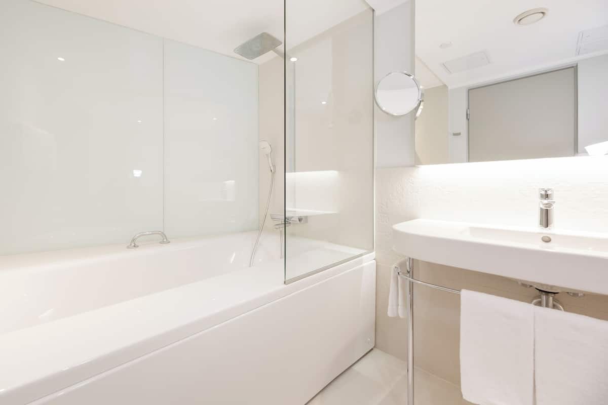 Miljøvenlige toiletartikler, hårtørrer, håndklæder