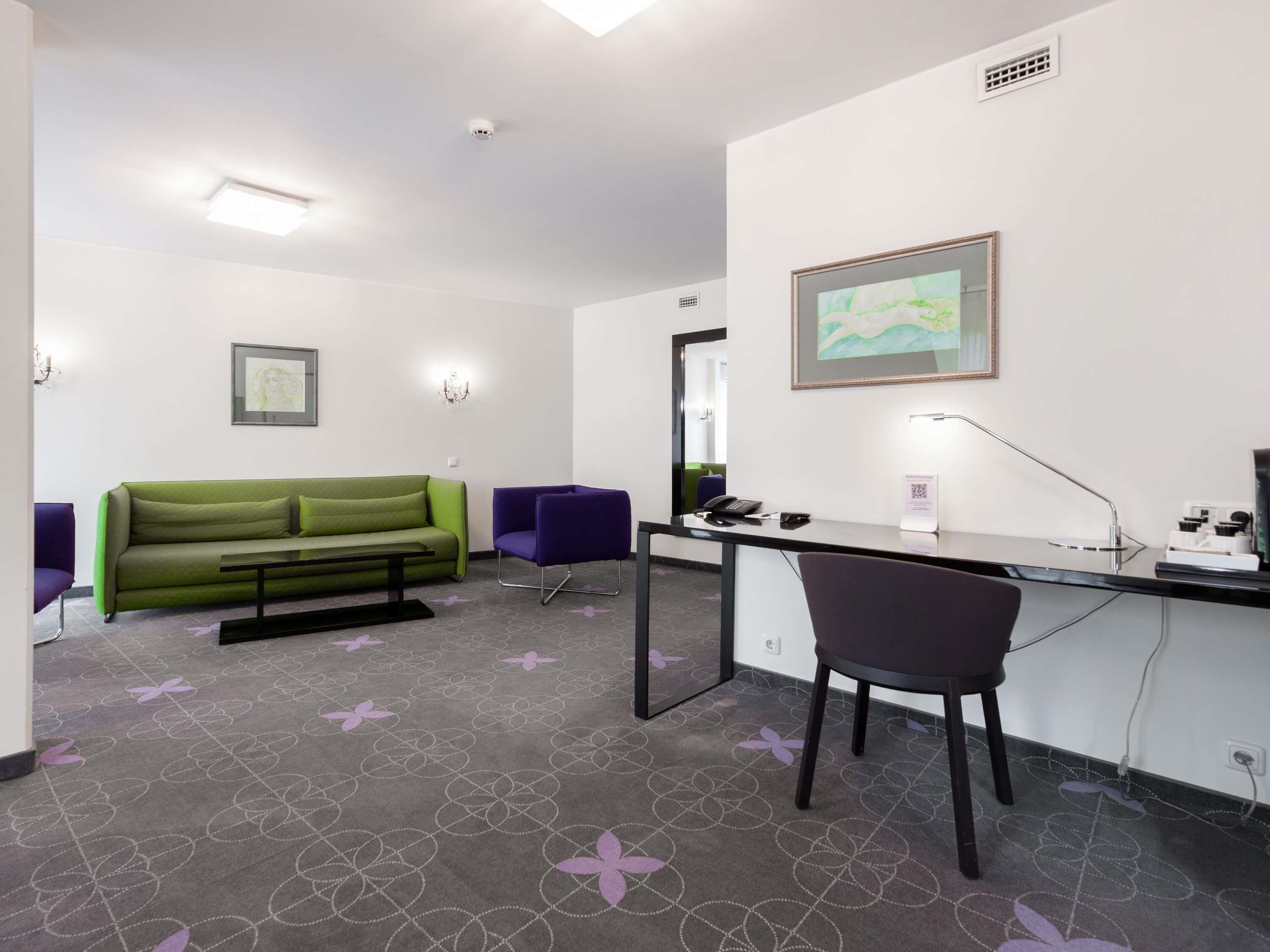 hypo-allergenic bedding, in-room safe, desk, soundproofing