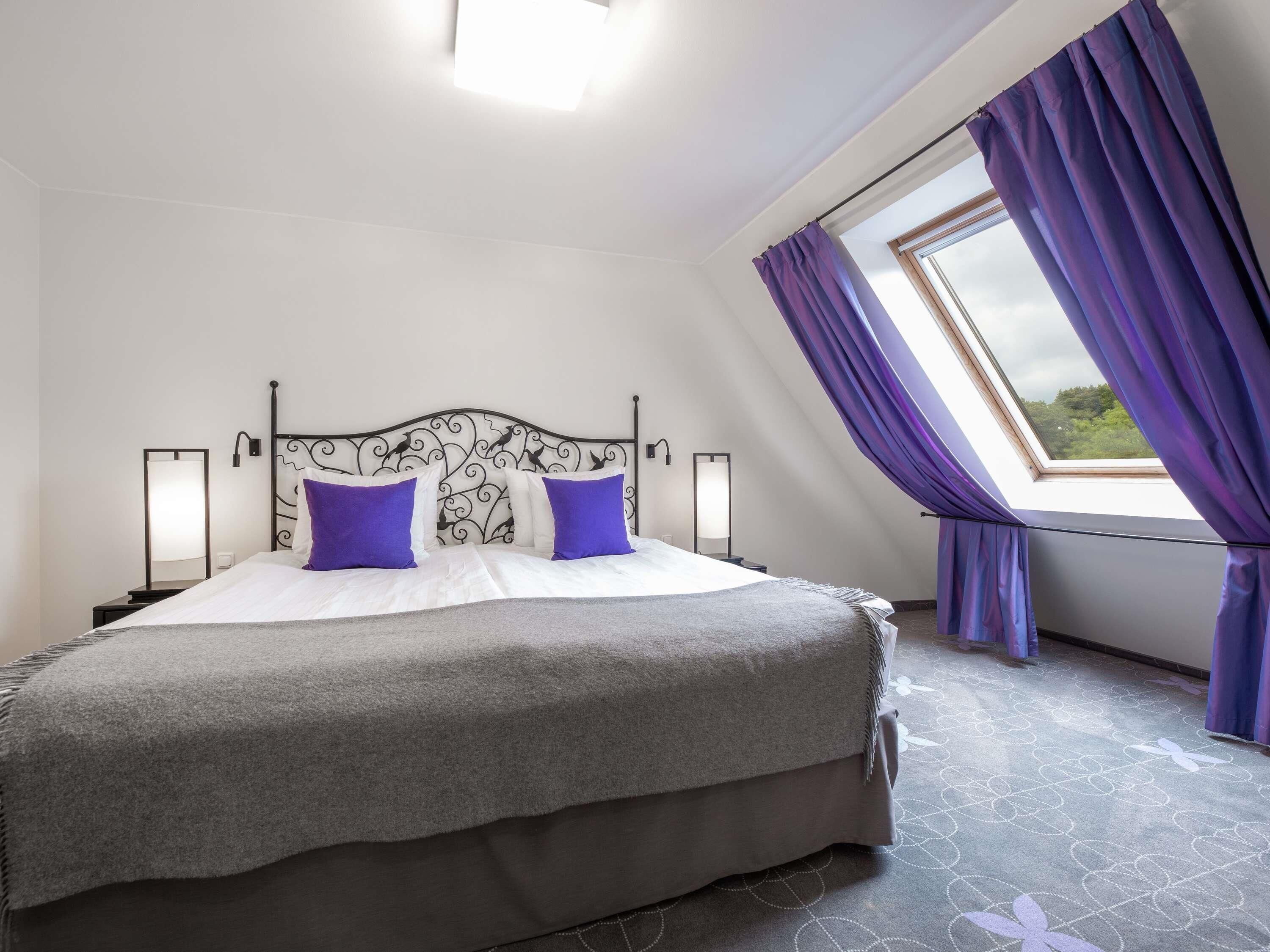 hypo-allergenic bedding, in-room safe, desk, soundproofing