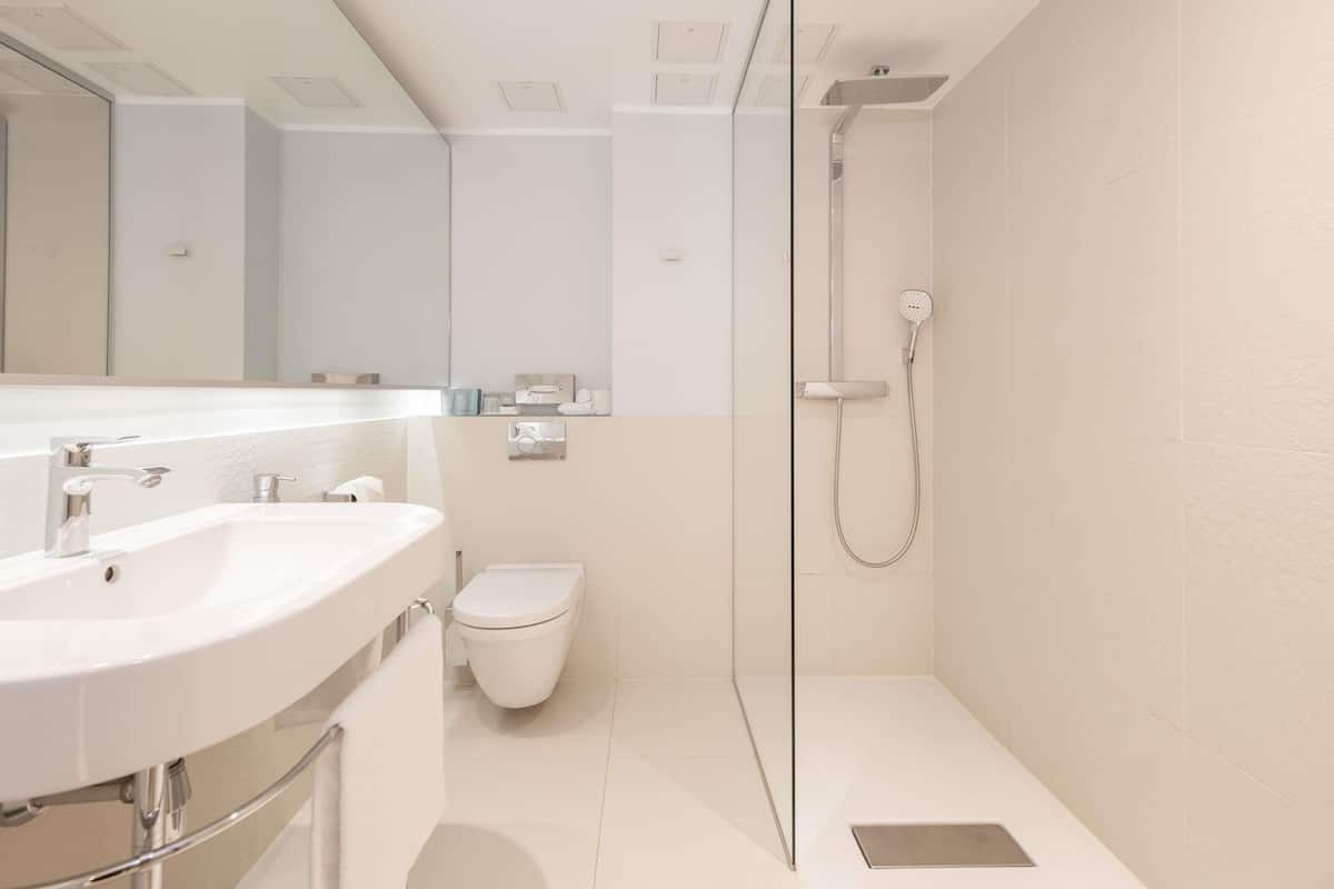 Ropa de cama hipoalergénica y caja de seguridad en la habitación