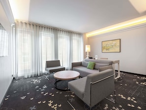 Suite – premium, 1 dobbeltseng med sovesofa, badstue | Allergitestet sengetøy, safe på rommet, skrivebord og lydisolert