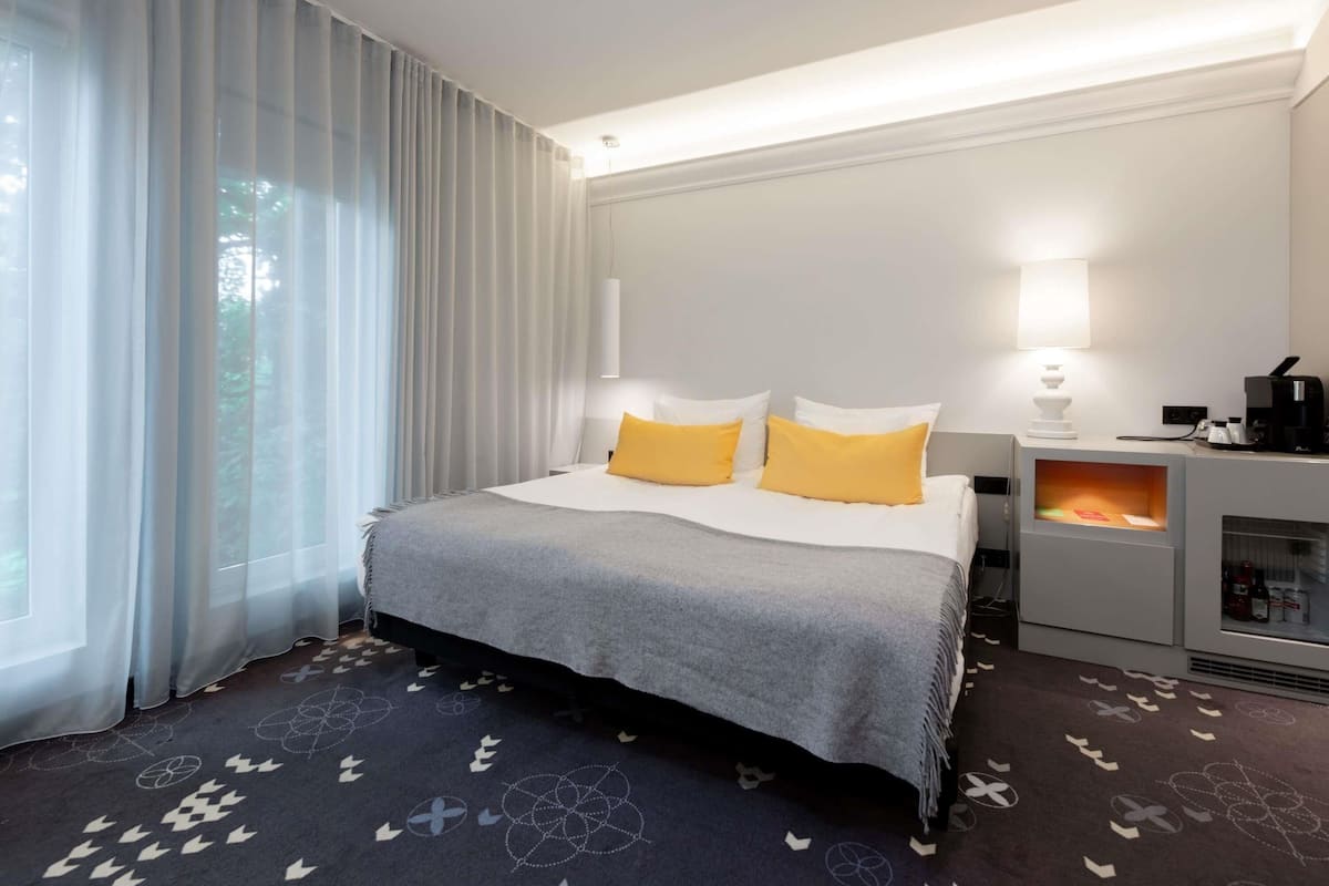 Premium Room, 1 Katil Kelamin (Double) | Peralatan tempat tidur hipoalergenik, peti besi dalam bilik, meja