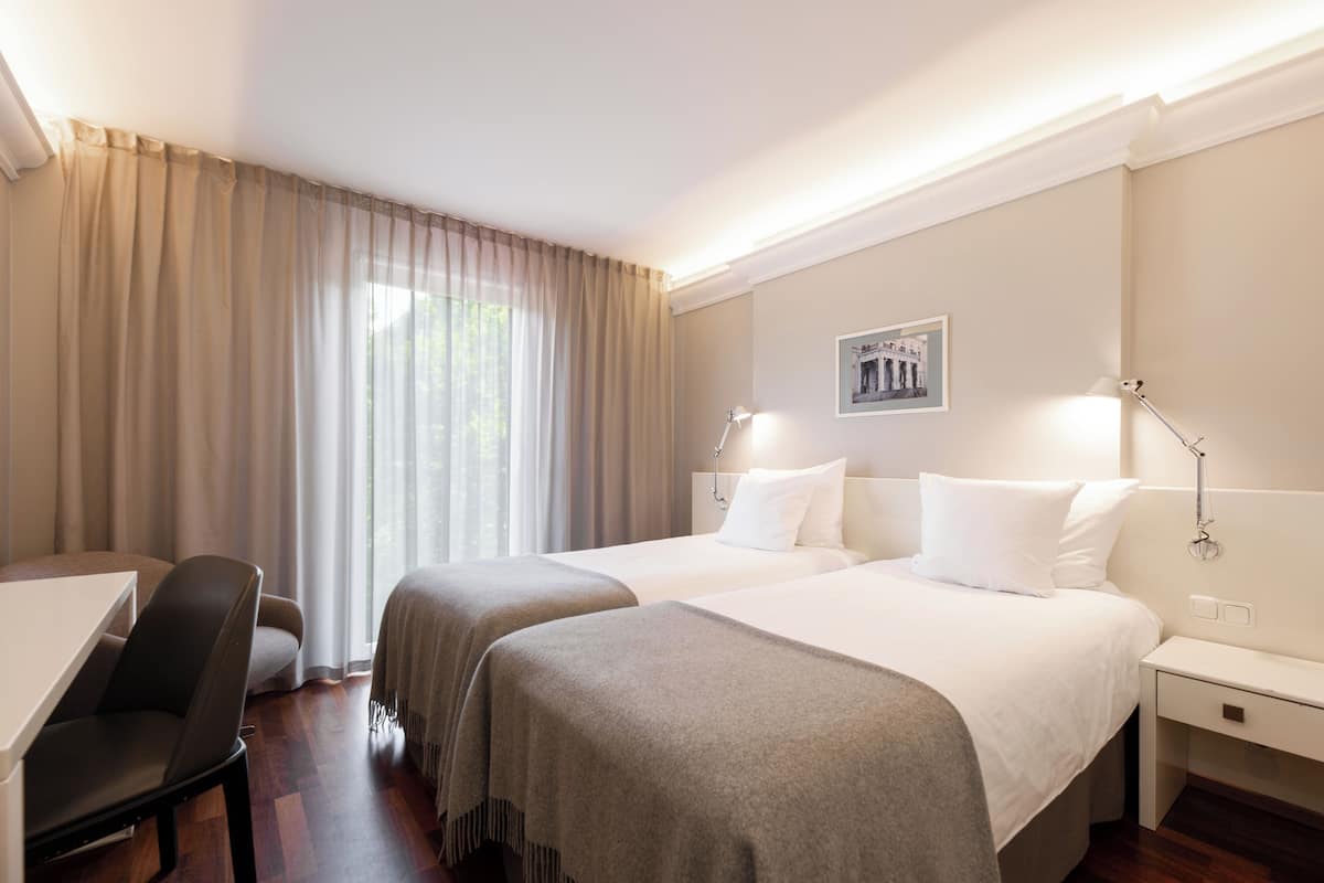 Habitación superior, 2 camas individuales | Ropa de cama hipoalergénica y caja de seguridad en la habitación
