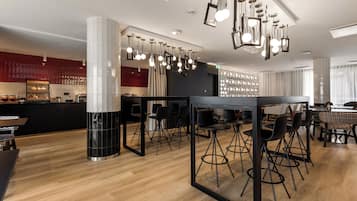 Desayuno buffet diario (EUR 10 por persona)