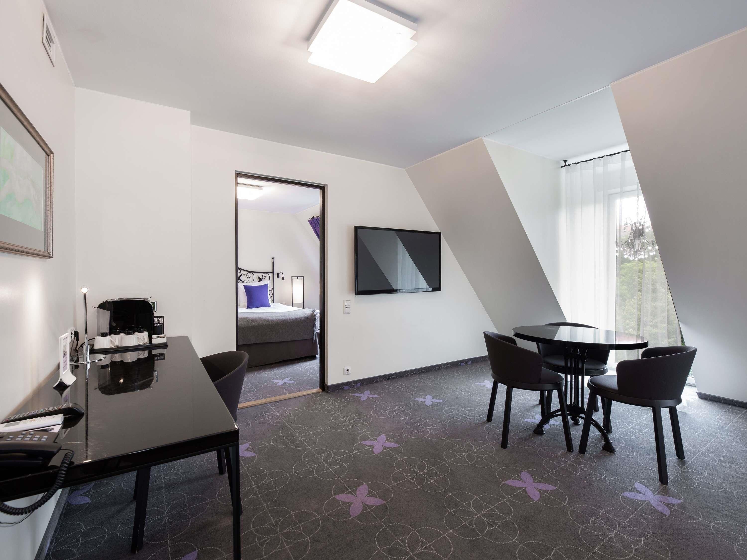 hypo-allergenic bedding, in-room safe, desk, soundproofing