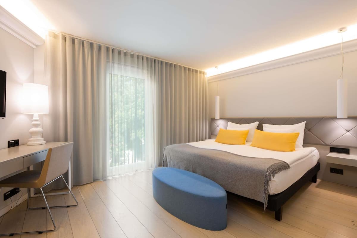 Literie hypoallergénique, coffres-forts dans les chambres, bureau