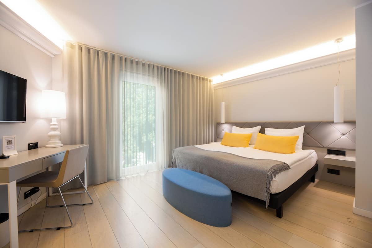 Habitación Premium, 1 cama matrimonial y sofá cama | Ropa de cama hipoalergénica y caja de seguridad en la habitación