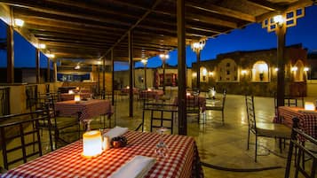 2 restaurants, breakfast, lunch, dinner served; international cuisine