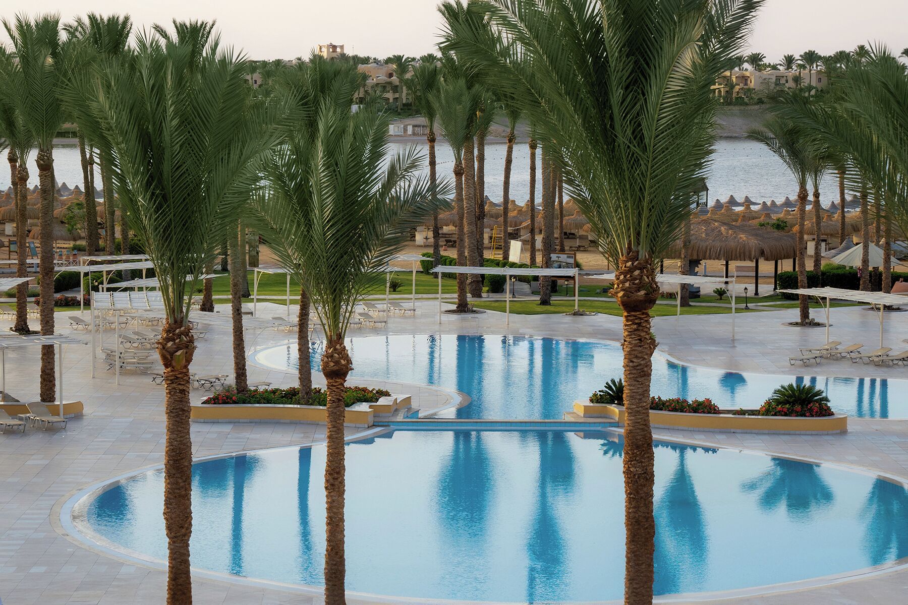 4 outdoor pools, pool loungers