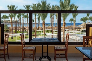 2 restaurantes; se sirve desayuno, almuerzo y cena; cocina internacional