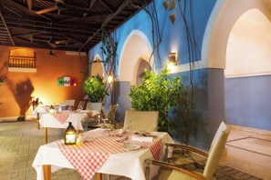 2 restaurants; breakfast, lunch and dinner served 
