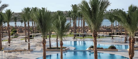 4 piscines extérieures, chaises longues