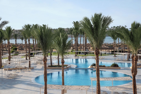 4 albercas al aire libre y camastros