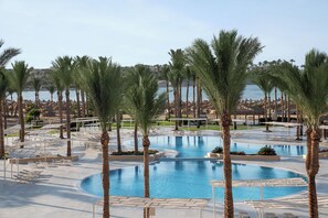4 outdoor pools, pool loungers