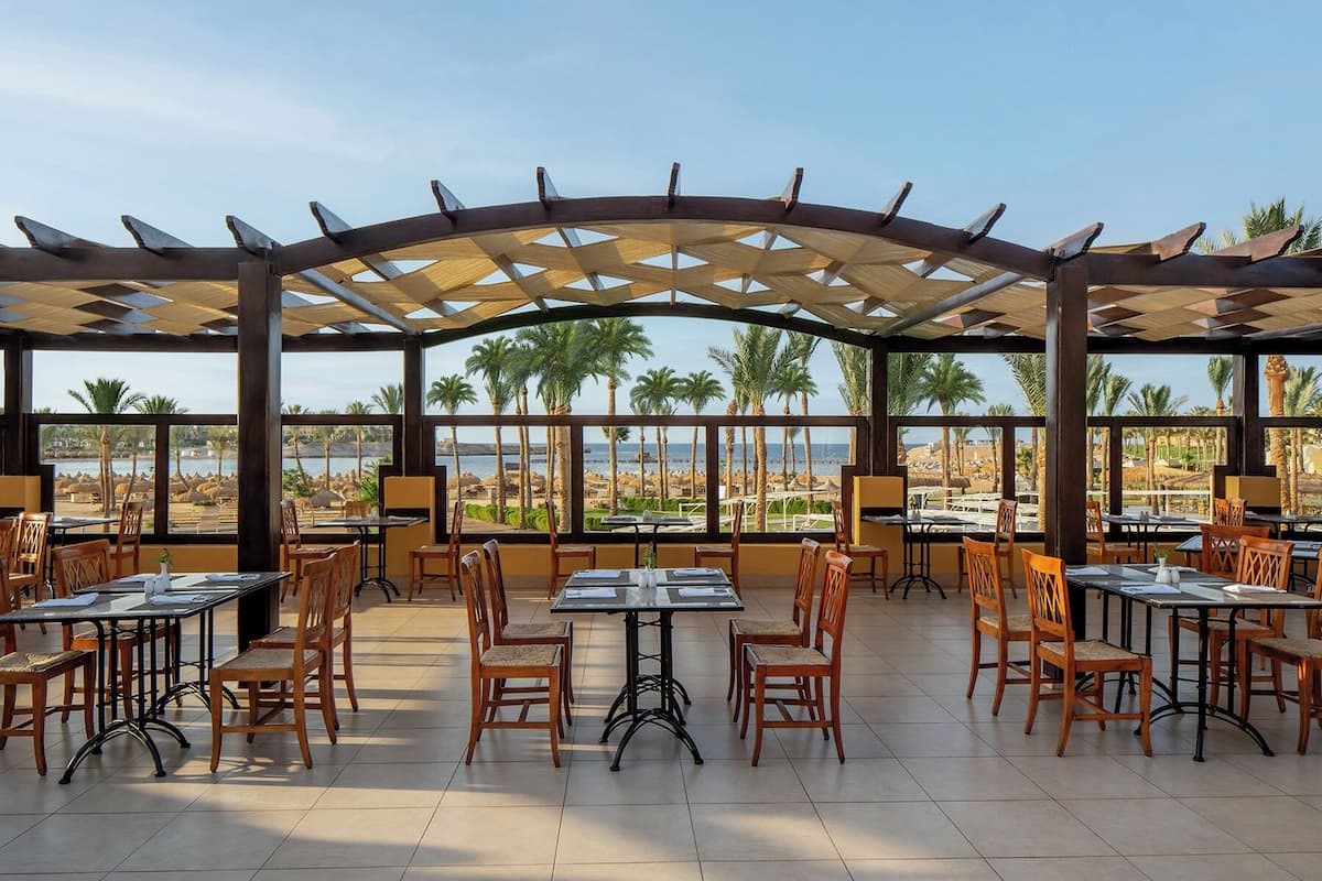 2 restaurants, breakfast, lunch, dinner served; international cuisine